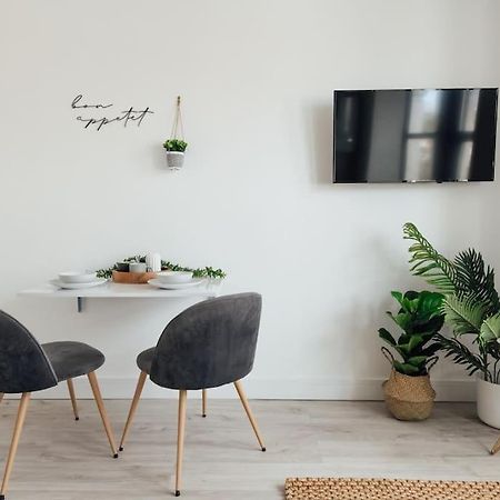 Modern 2 Bedroom Flat In Ilford, London Экстерьер фото