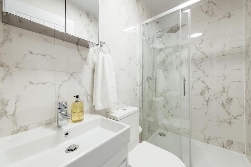 Modern 2 Bedroom Flat In Ilford, London Экстерьер фото