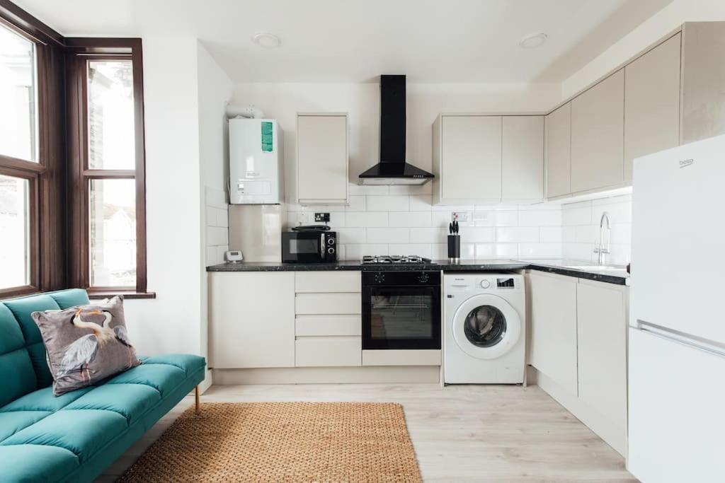 Modern 2 Bedroom Flat In Ilford, London Экстерьер фото