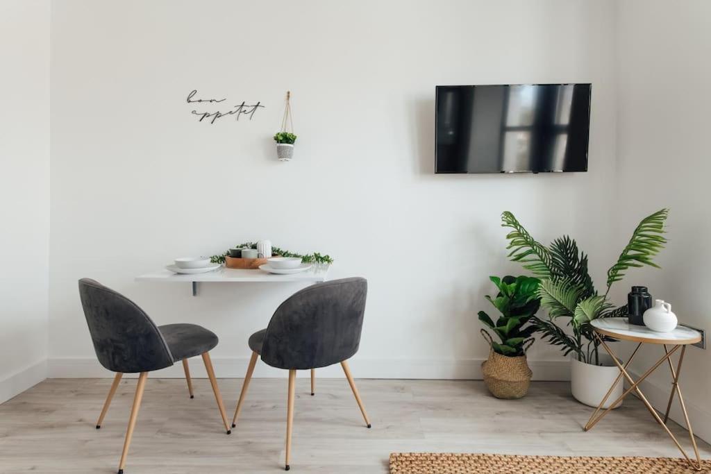 Modern 2 Bedroom Flat In Ilford, London Экстерьер фото