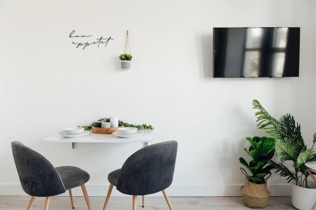 Modern 2 Bedroom Flat In Ilford, London Экстерьер фото