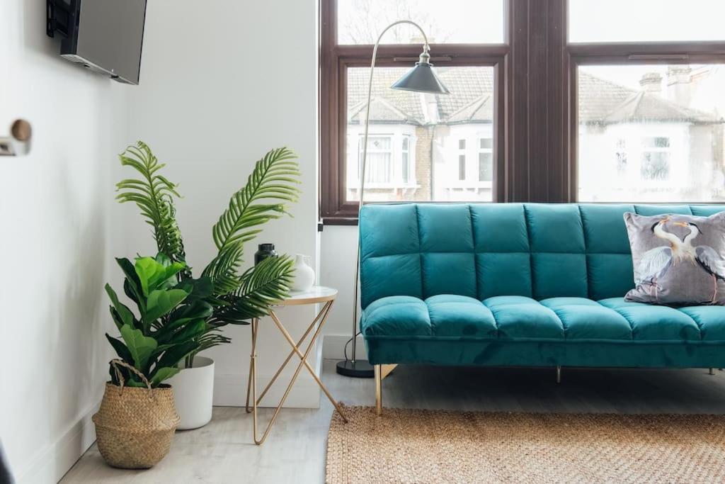 Modern 2 Bedroom Flat In Ilford, London Экстерьер фото