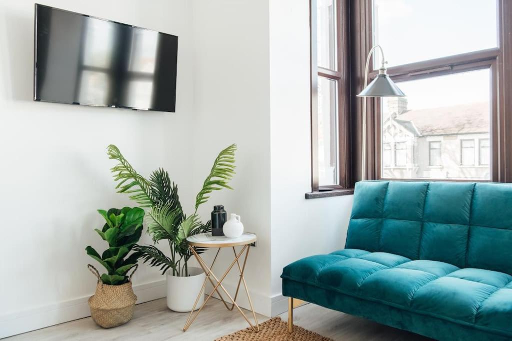 Modern 2 Bedroom Flat In Ilford, London Экстерьер фото