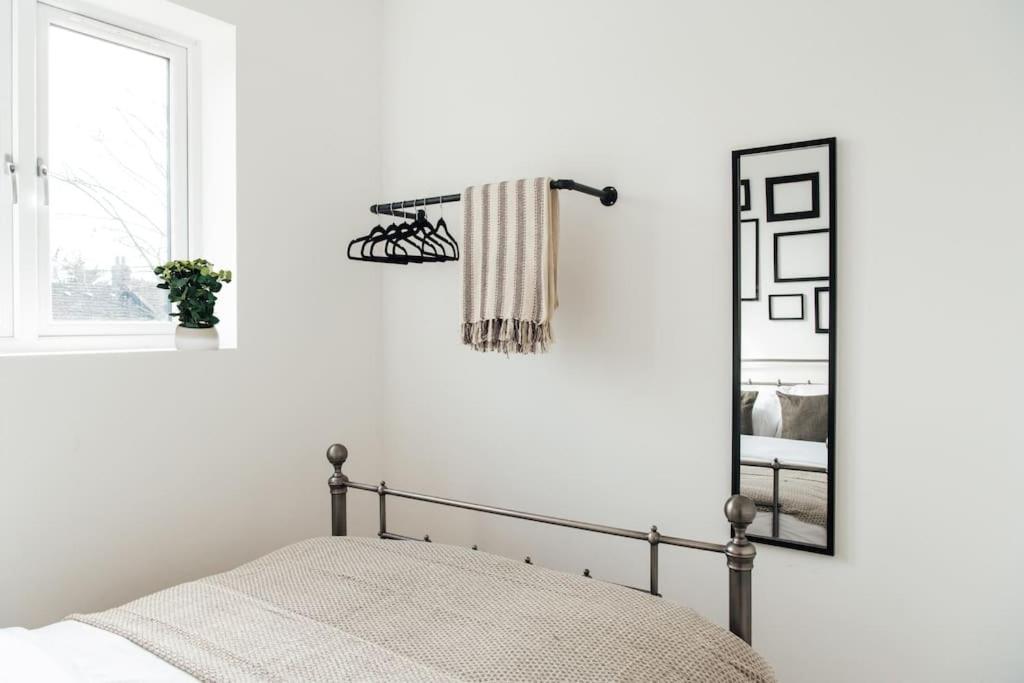Modern 2 Bedroom Flat In Ilford, London Экстерьер фото